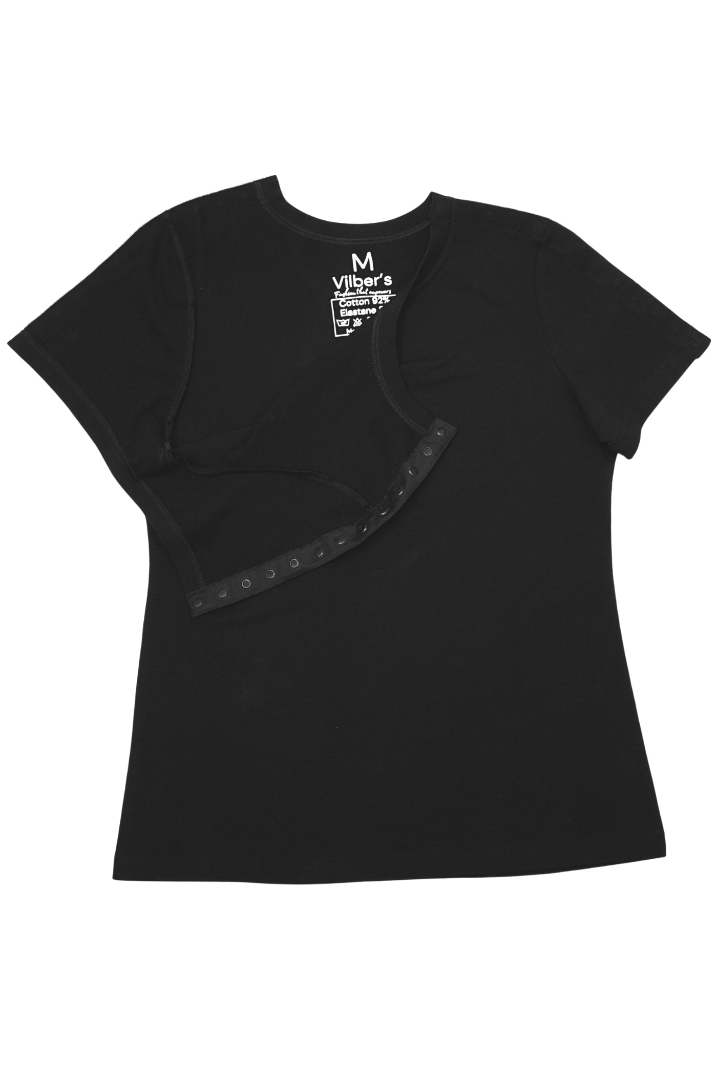 Ansicht eines weißen adaptiven T-Shirts von Vilber's, das flach liegt und die offene Schulter sowie das sensorfreundliche, innen aufgedruckte Etikett präsentiert. Ein Beispiel für behindertengerechte Kleidung