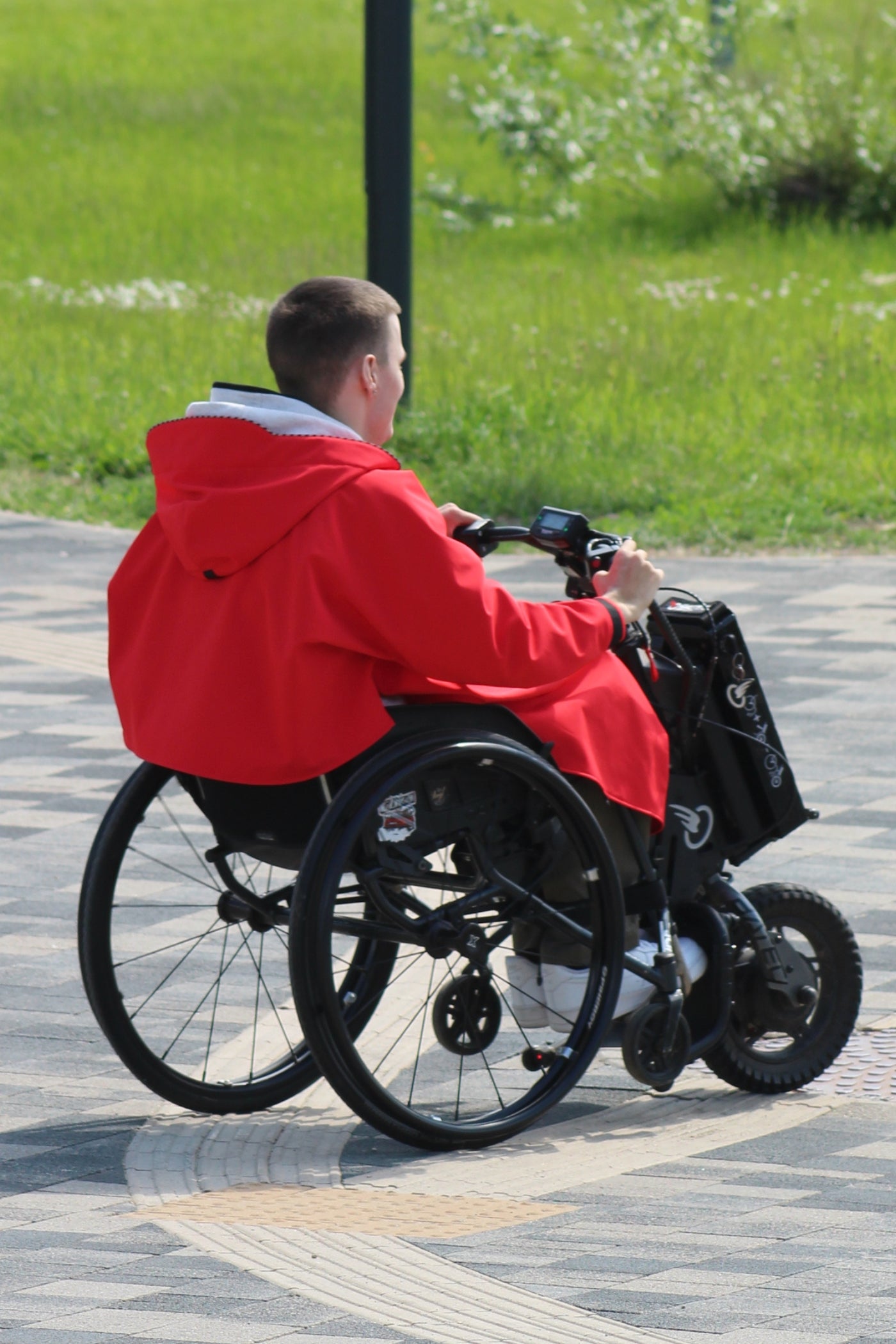 Imperméable respirant adapté aux fauteuils roulants