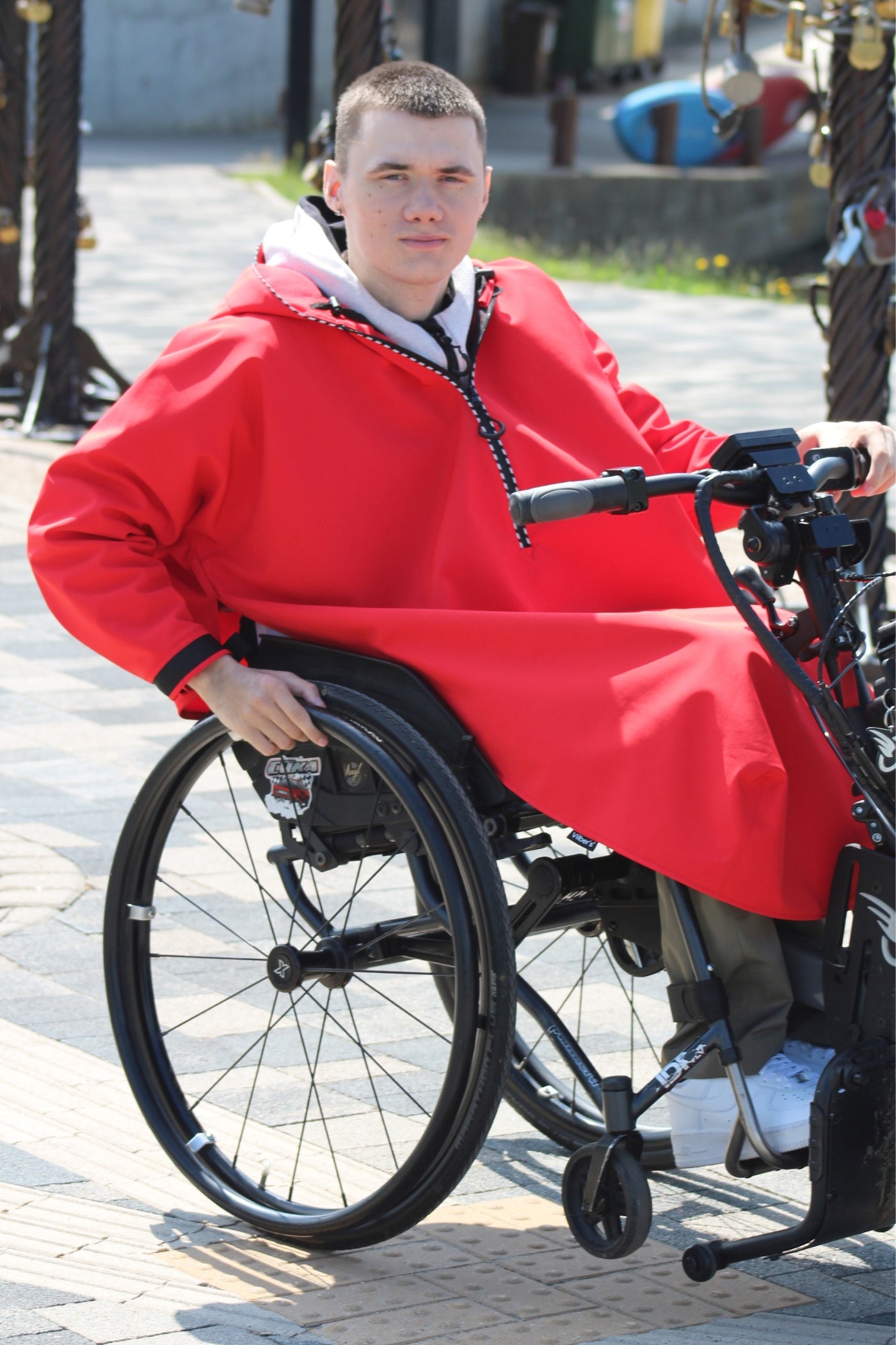 Imperméable respirant adapté aux fauteuils roulants
