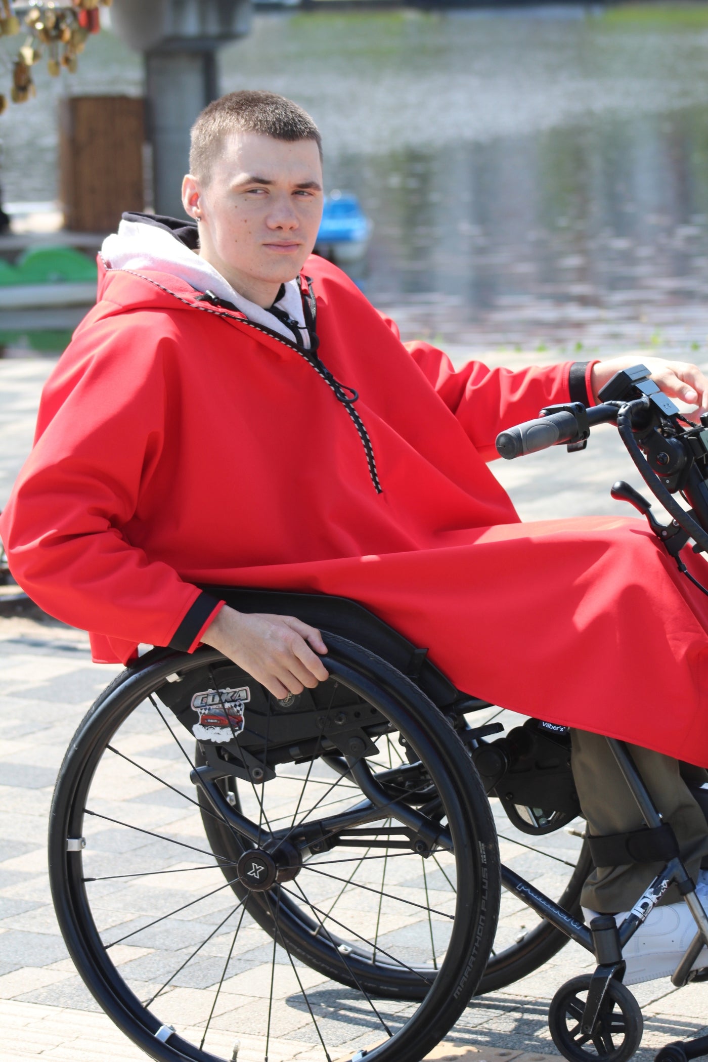 Imperméable respirant adapté aux fauteuils roulants