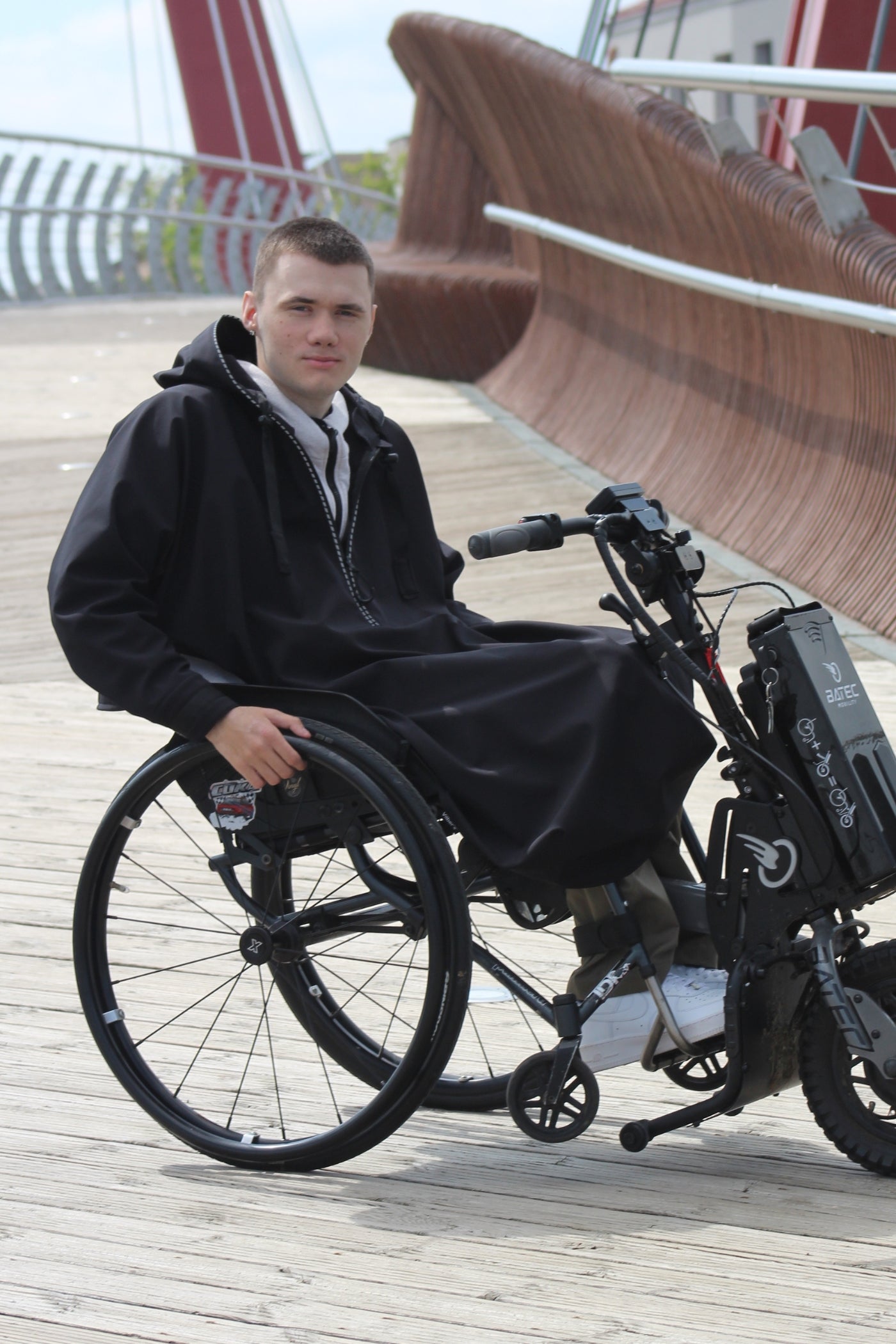 Imperméable respirant adapté aux fauteuils roulants