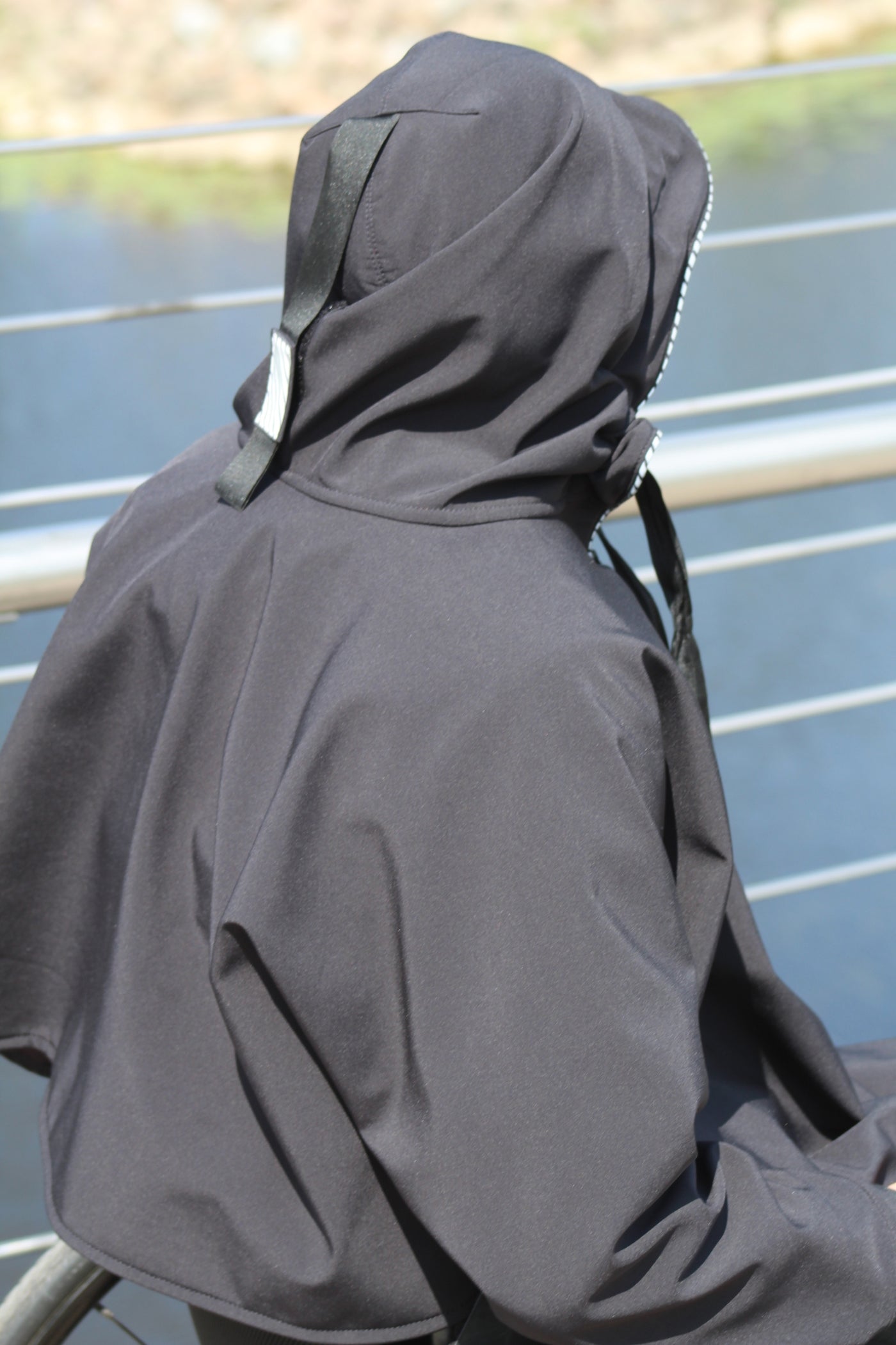 Imperméable respirant adapté aux fauteuils roulants