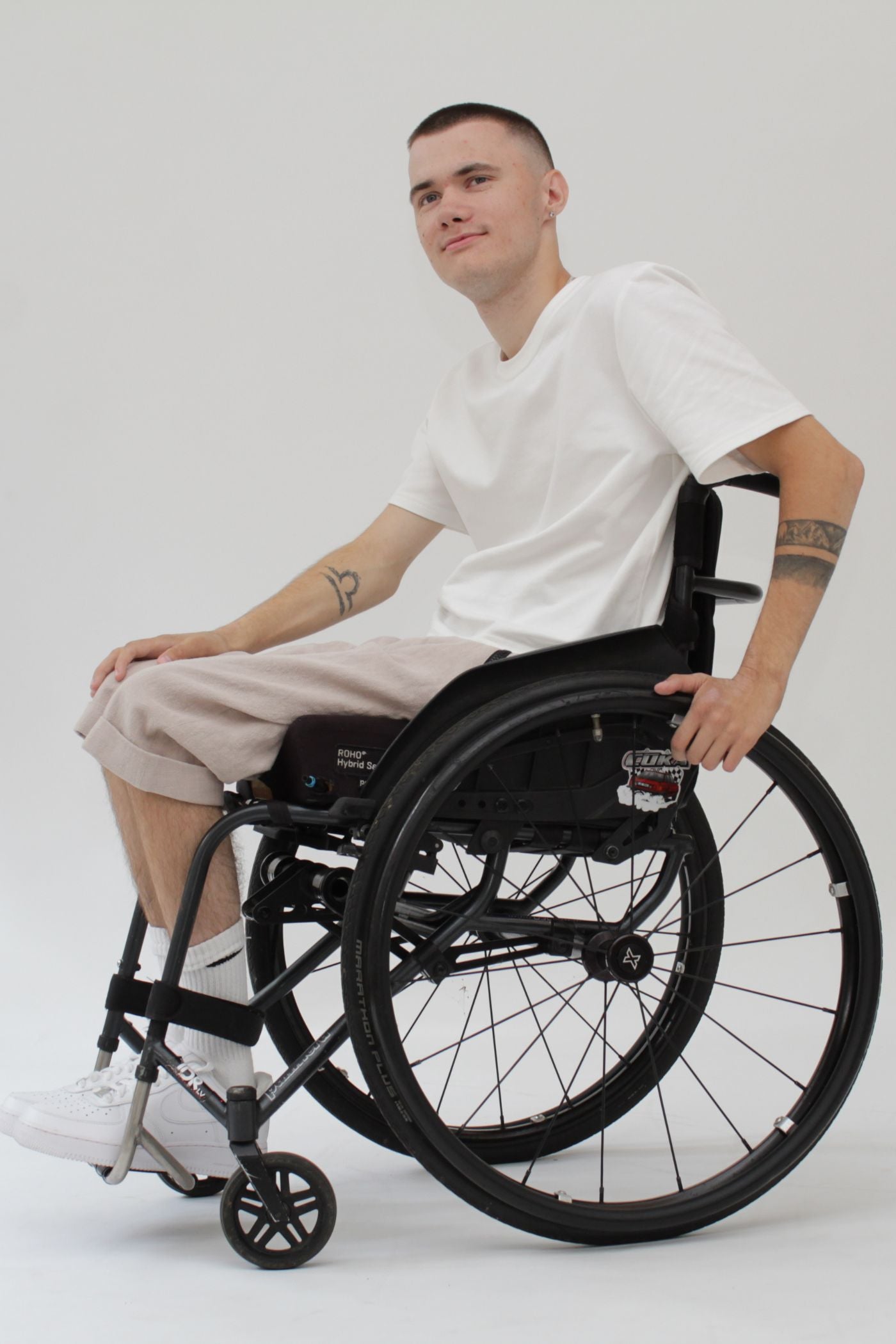 Rollstuhlgerechte Sommershorts für Herren mit heruntergelassener Vorderseite aus hautfreundlichem Ramie-Stoff