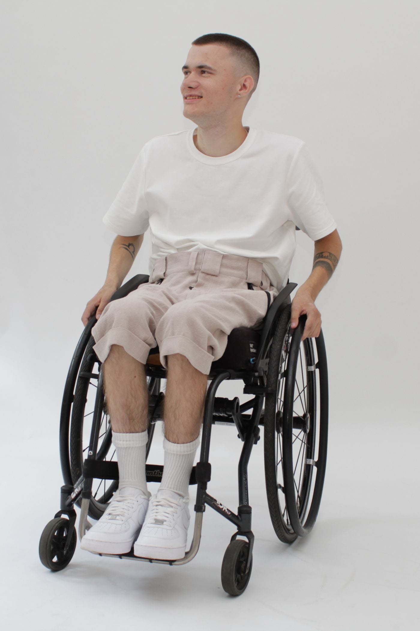 Rollstuhlgerechte Sommershorts für Herren mit heruntergelassener Vorderseite aus hautfreundlichem Ramie-Stoff