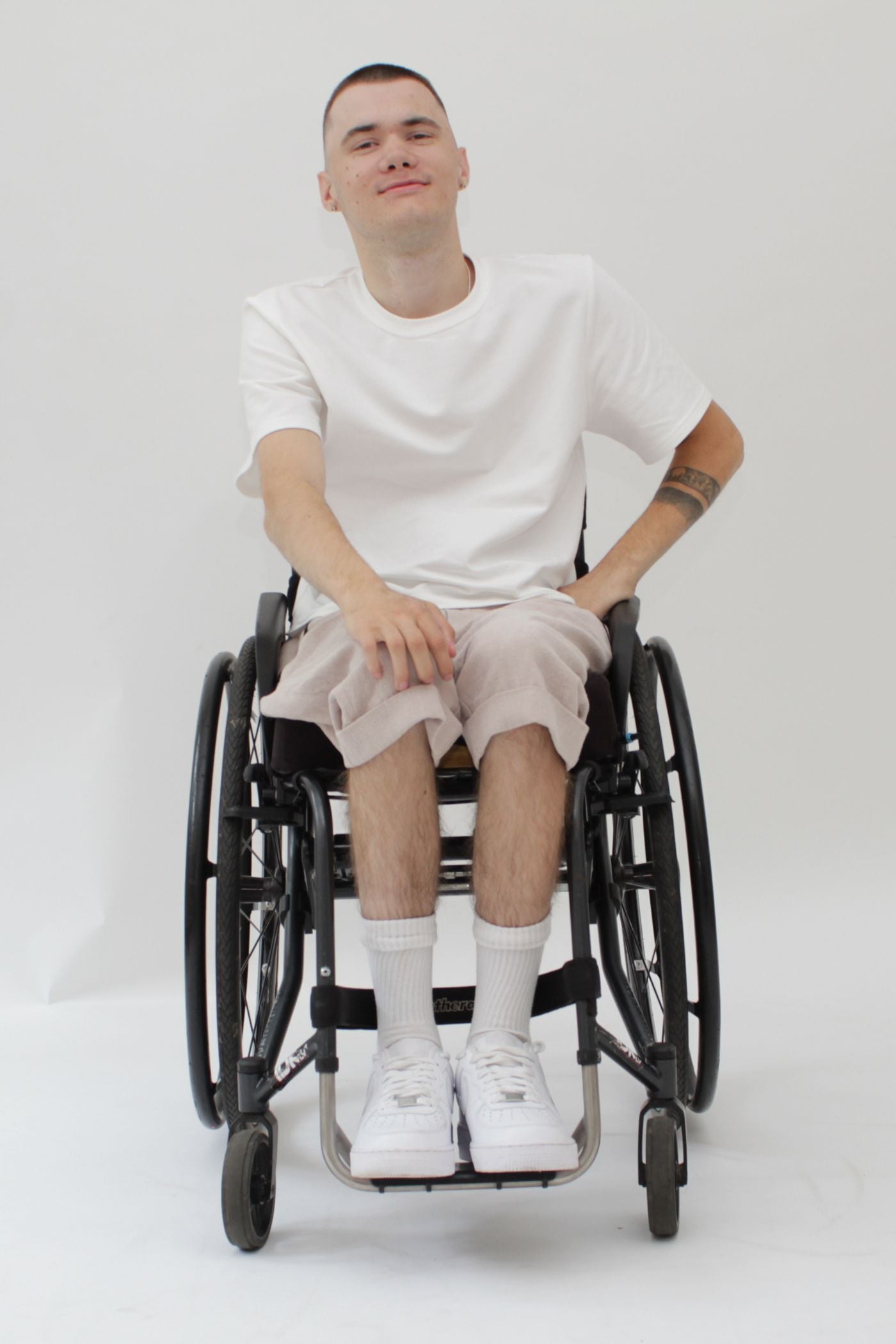 Rollstuhlgerechte Sommershorts für Herren mit heruntergelassener Vorderseite aus hautfreundlichem Ramie-Stoff