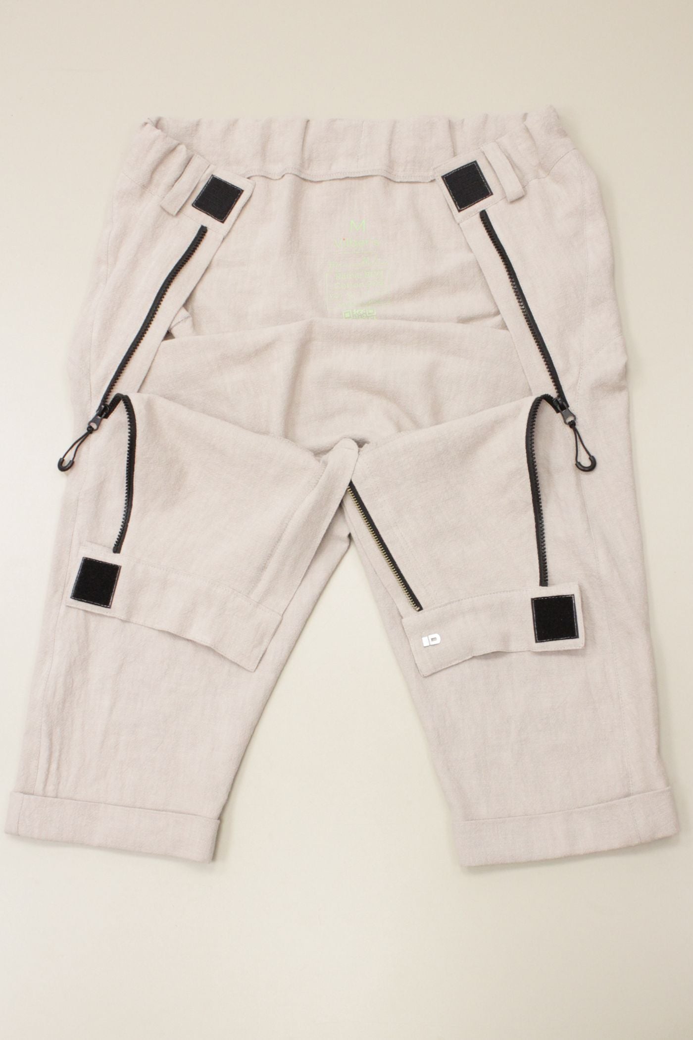 Rollstuhlgerechte Sommershorts für Herren mit heruntergelassener Vorderseite aus hautfreundlichem Ramie-Stoff