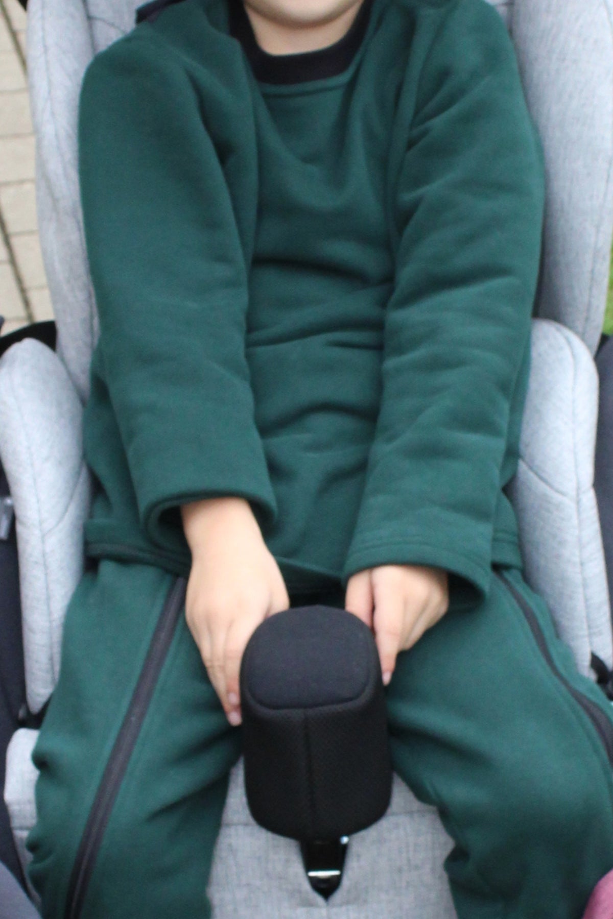 Sweatshirt für Kinder mit Unterstützungsbedarf beim Anziehen