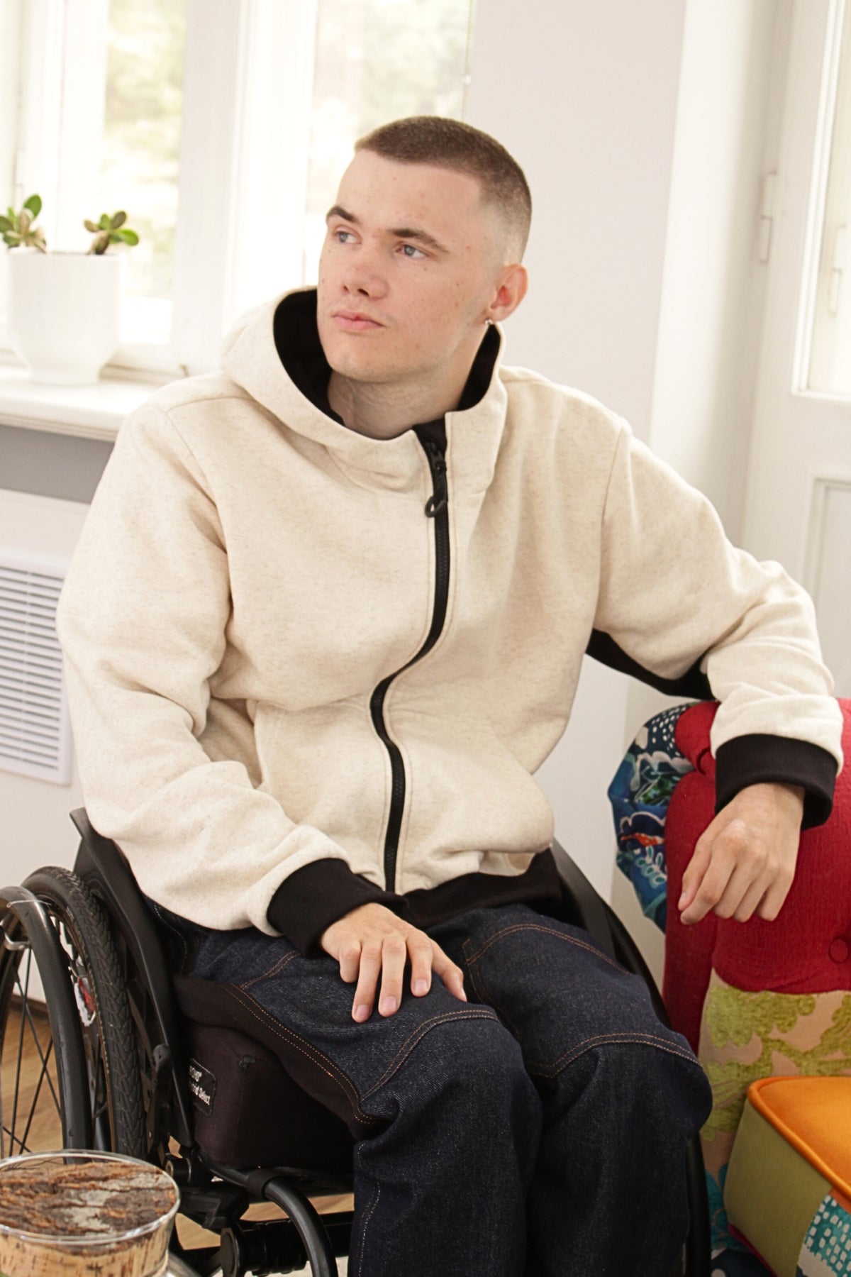 Haut à capuche adaptable pour homme en fauteuil roulant