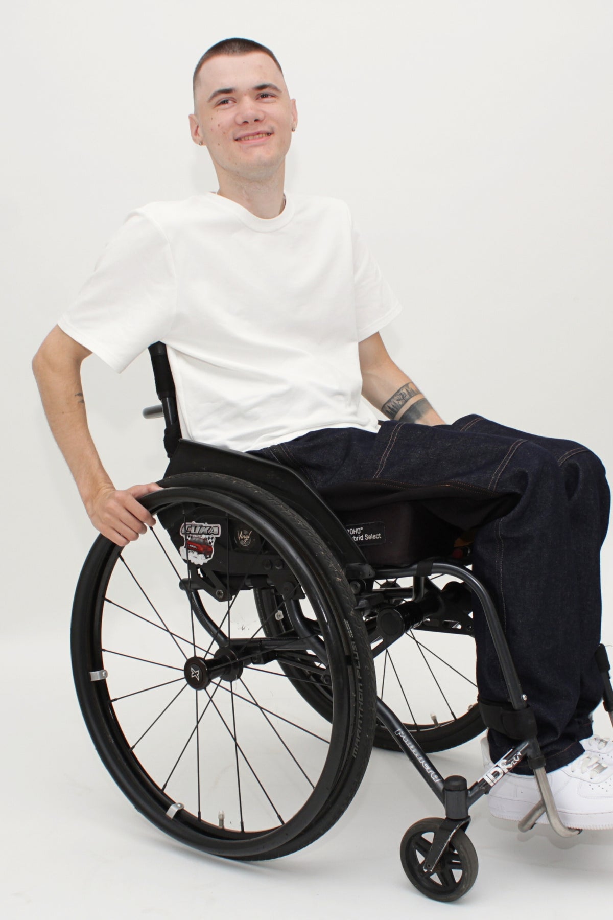 T-shirt adaptatif pour homme en fauteuil roulant