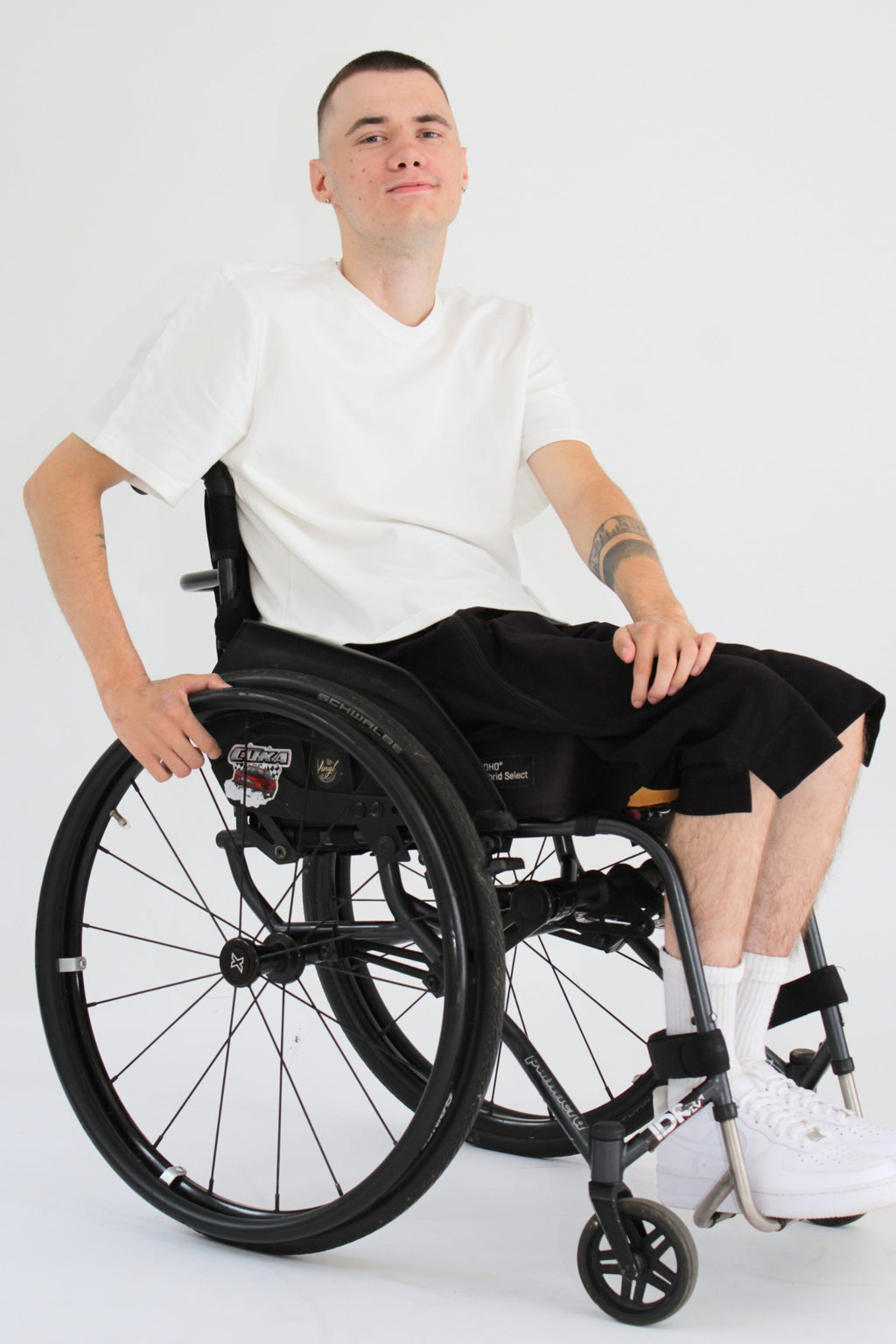 Men's wheelchair adaptive T-shirt with openable shoulders | Assisted dressing