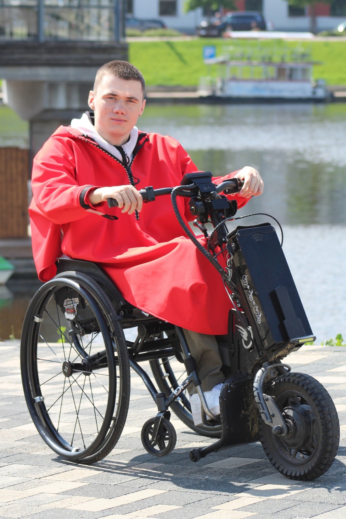 Imperméable respirant adapté aux fauteuils roulants