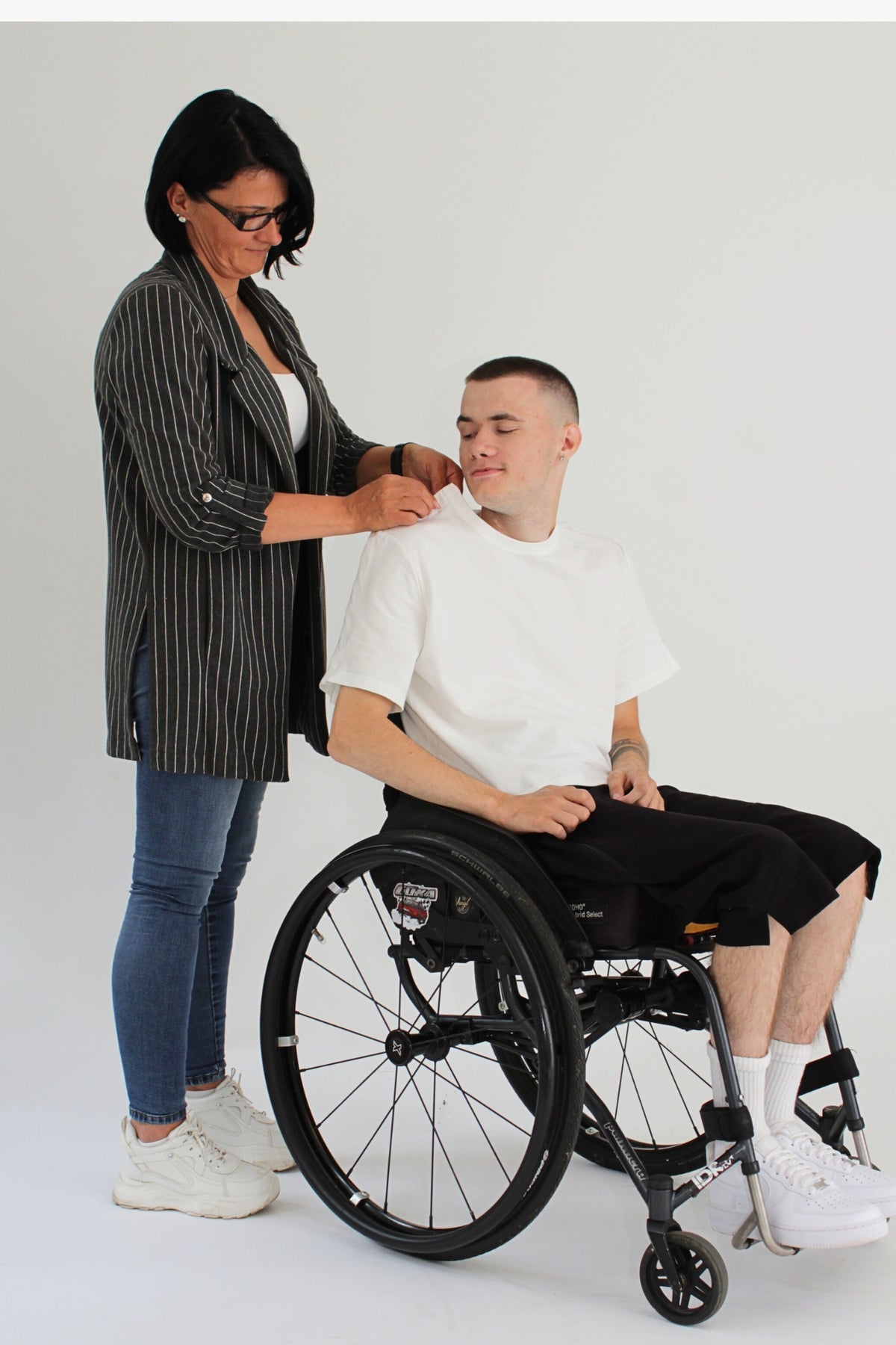 T-shirt adaptable pour fauteuil roulant pour homme avec épaules ouvrantes | Habillage assisté