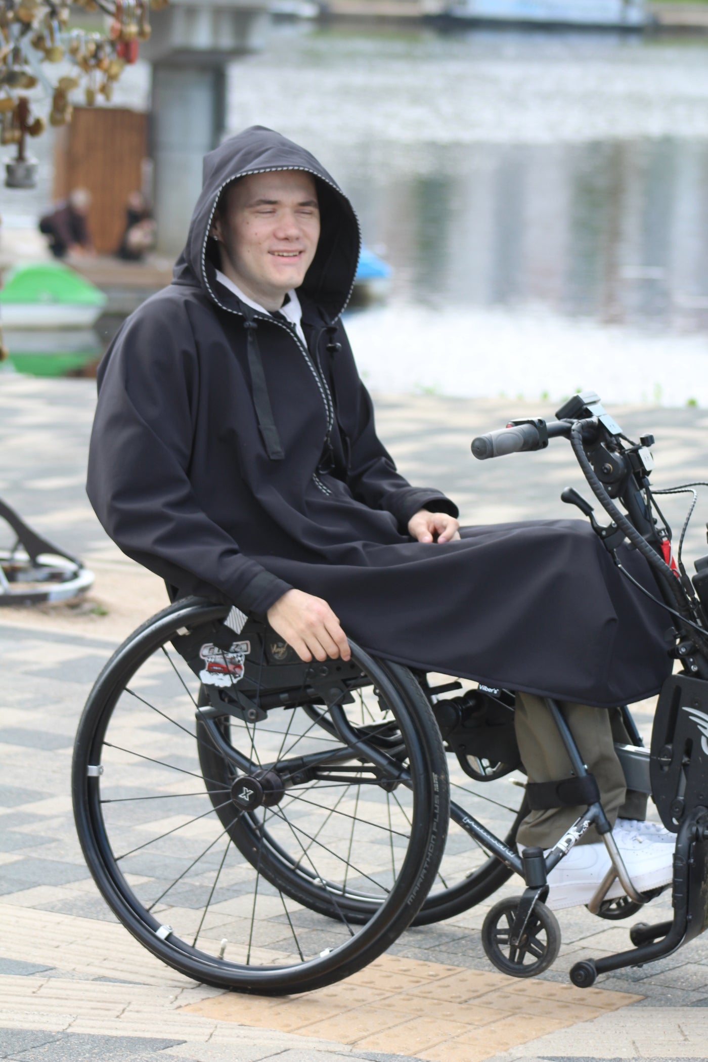 Imperméable respirant adapté aux fauteuils roulants