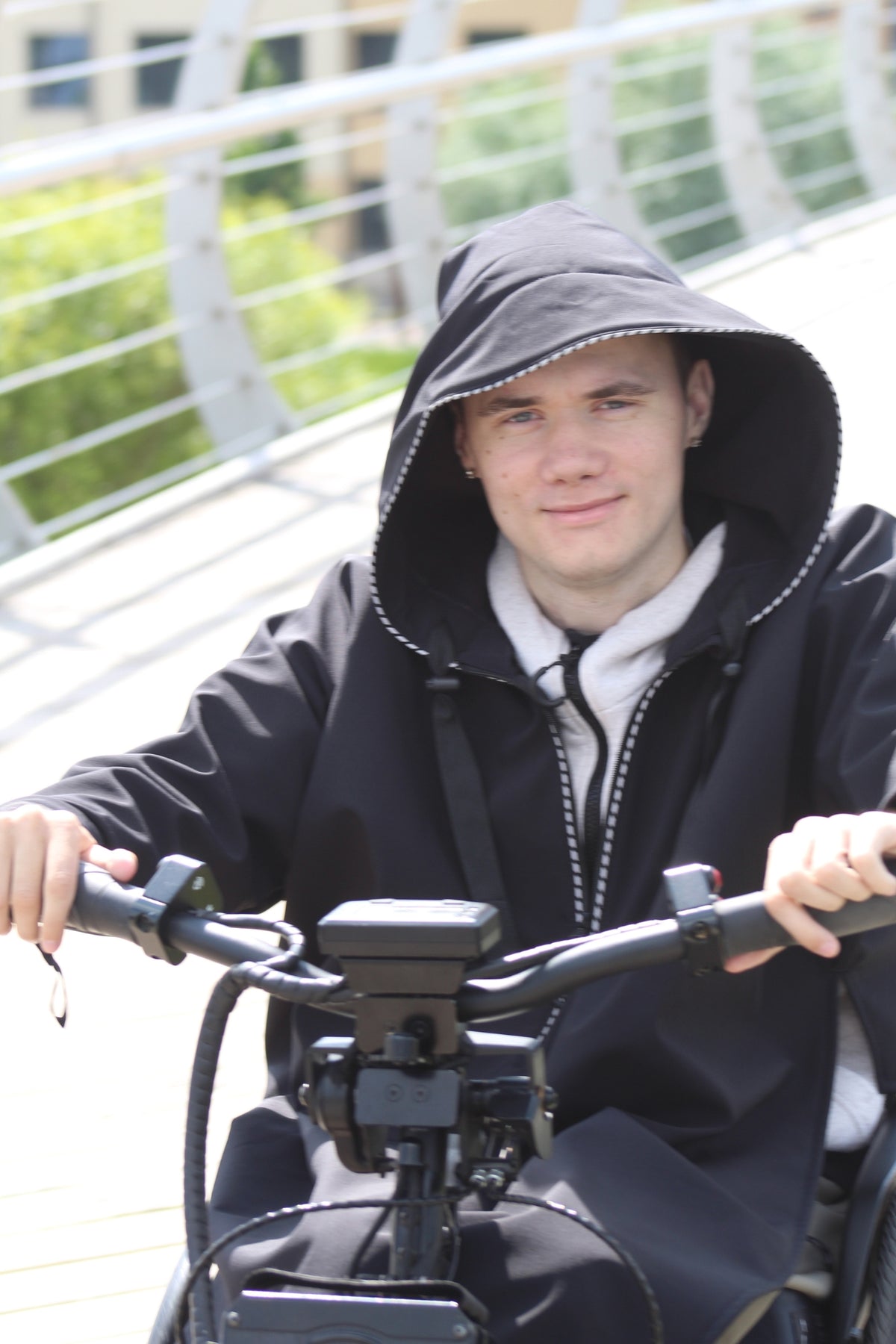 Imperméable respirant adapté aux fauteuils roulants