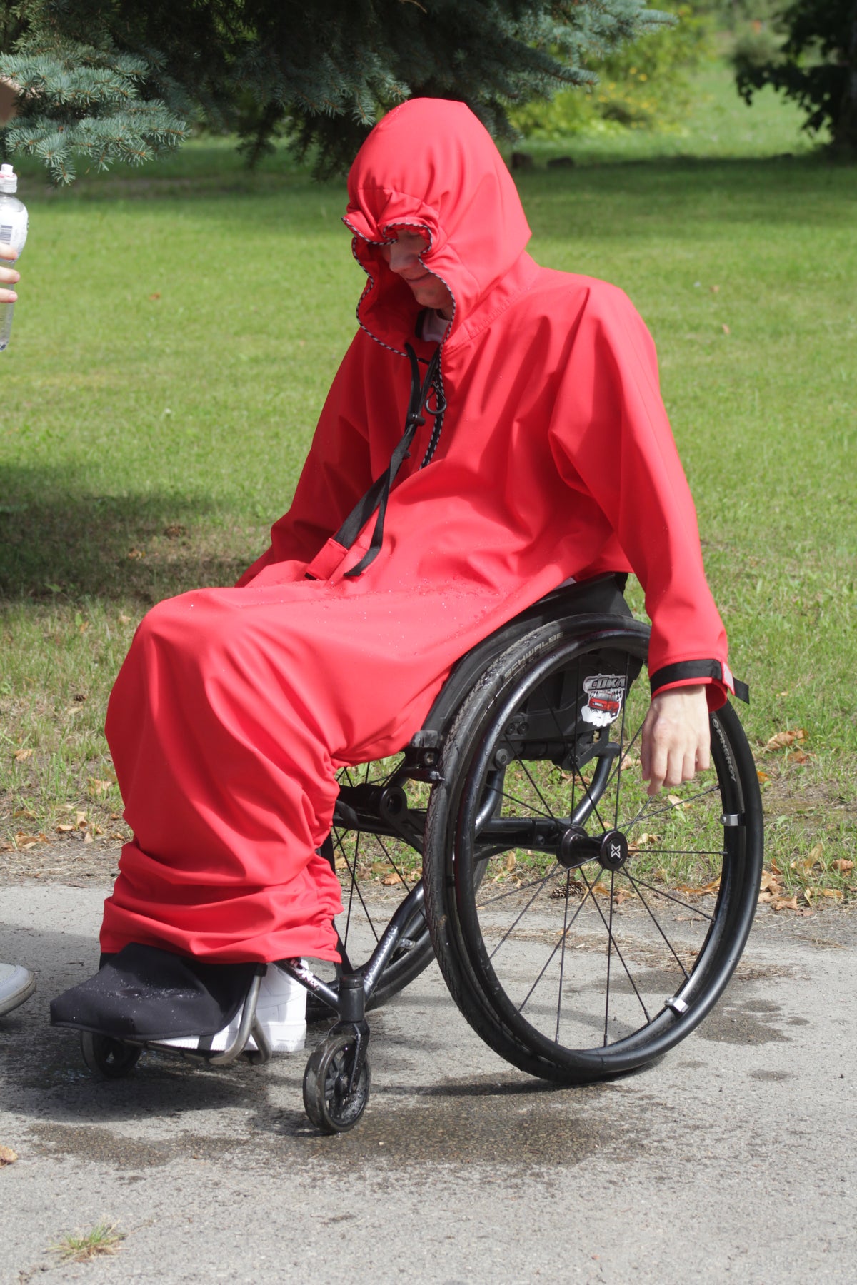 Imperméable respirant prolongé adapté aux fauteuils roulants