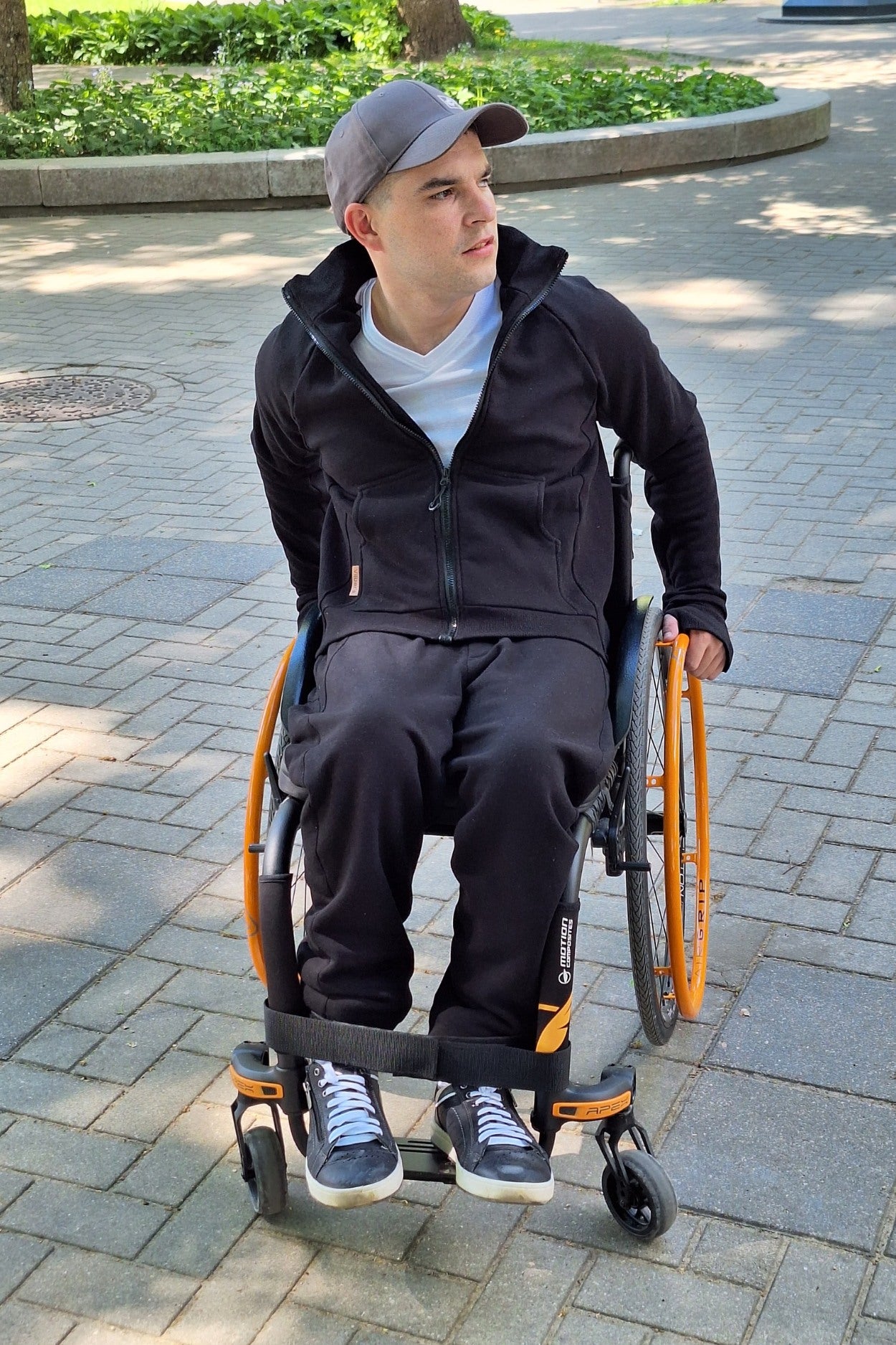 Sweatpants wheelchair adapted black